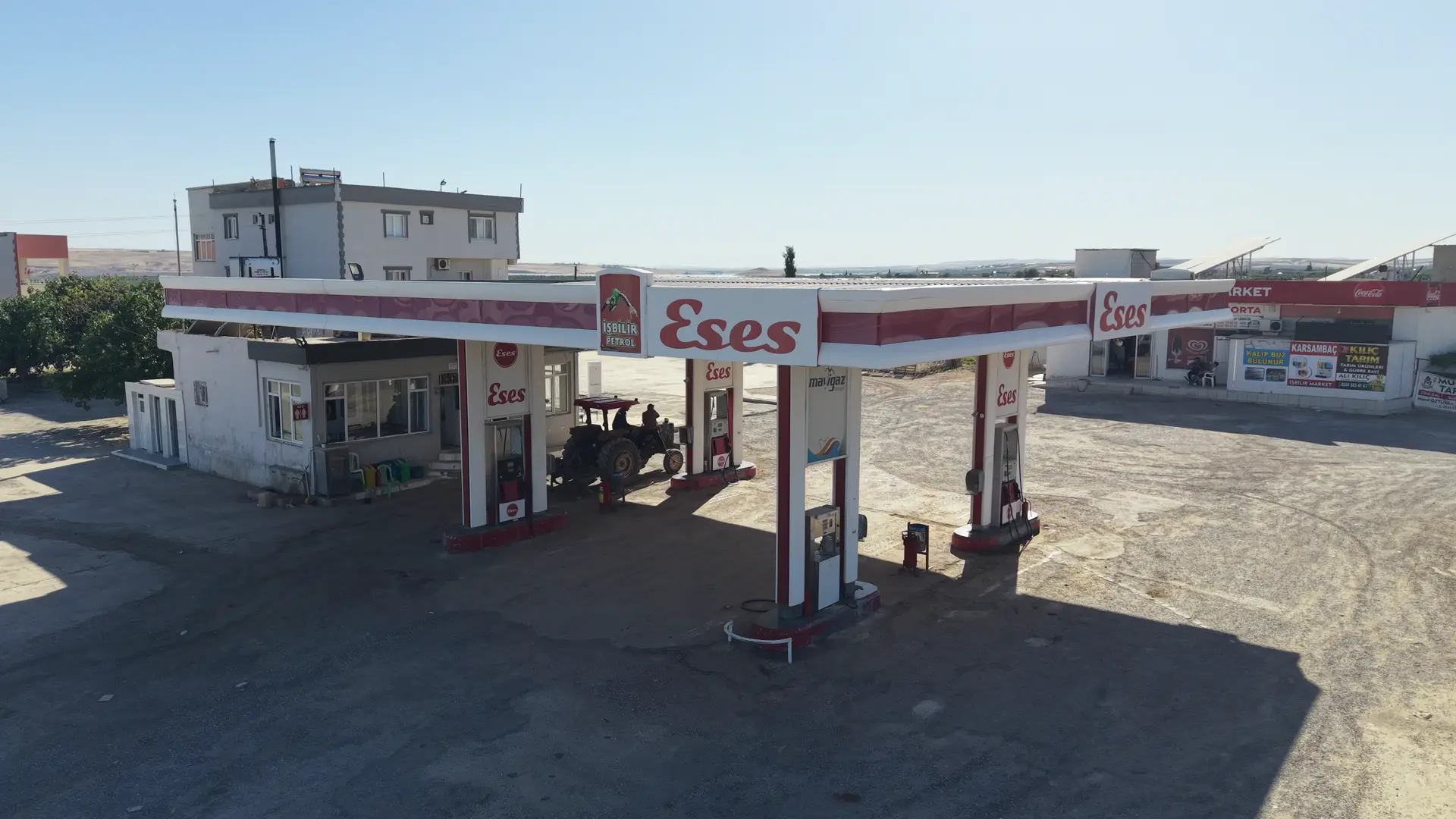 İşbilir Petrol tesisinin havadan görünümü: akaryakıt istasyonu ve çevresindeki fıstık bahçeleri
